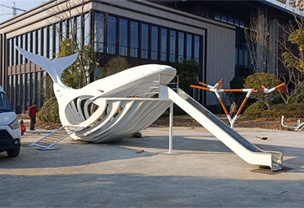 鲸鱼滑梯雕塑