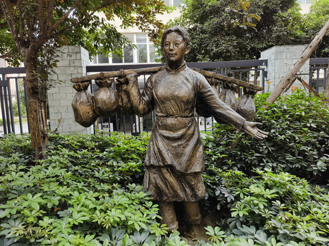 1688777404119971.jpg 院子人物女挑担子.jpg