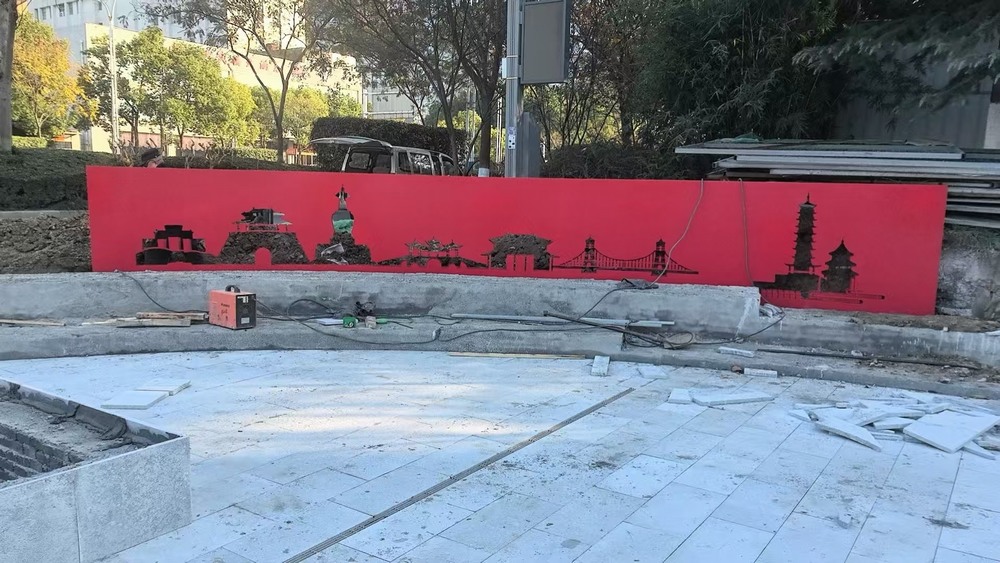扬州-镂空红色景墙-杨华