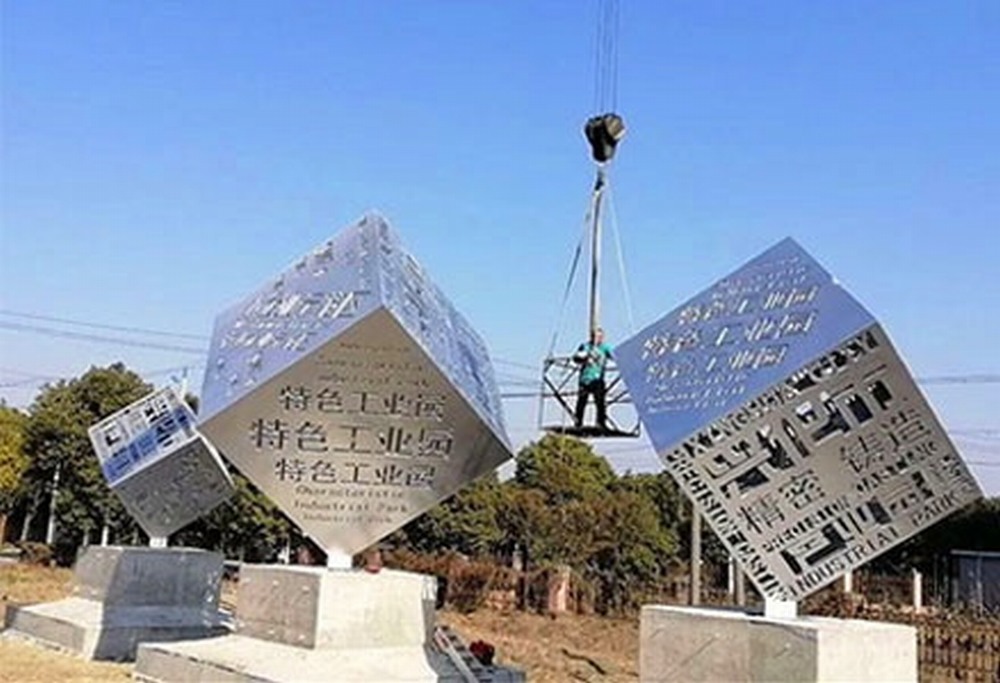 不锈钢魔方雕塑