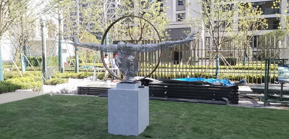 扬州京华城彩圆环+飞人雕塑