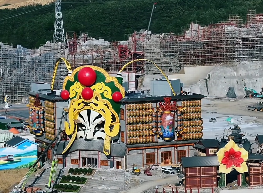 重庆南川-花好月圆脸谱雕塑