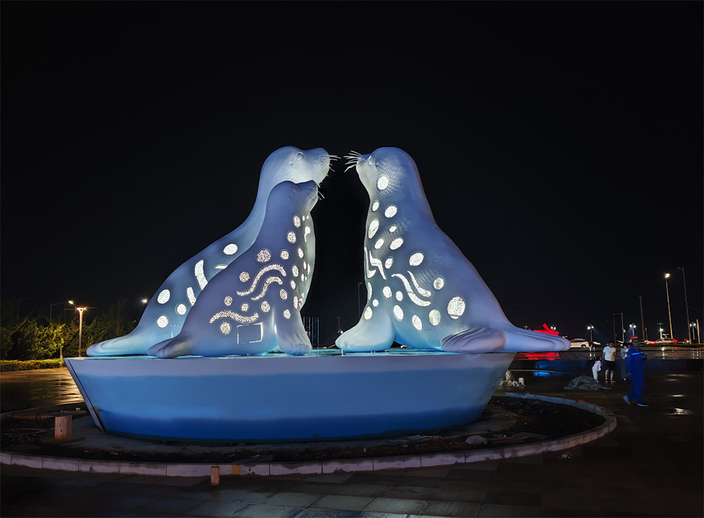 大连斑海豹不锈钢发光雕塑：海滨地标点亮夜间景观