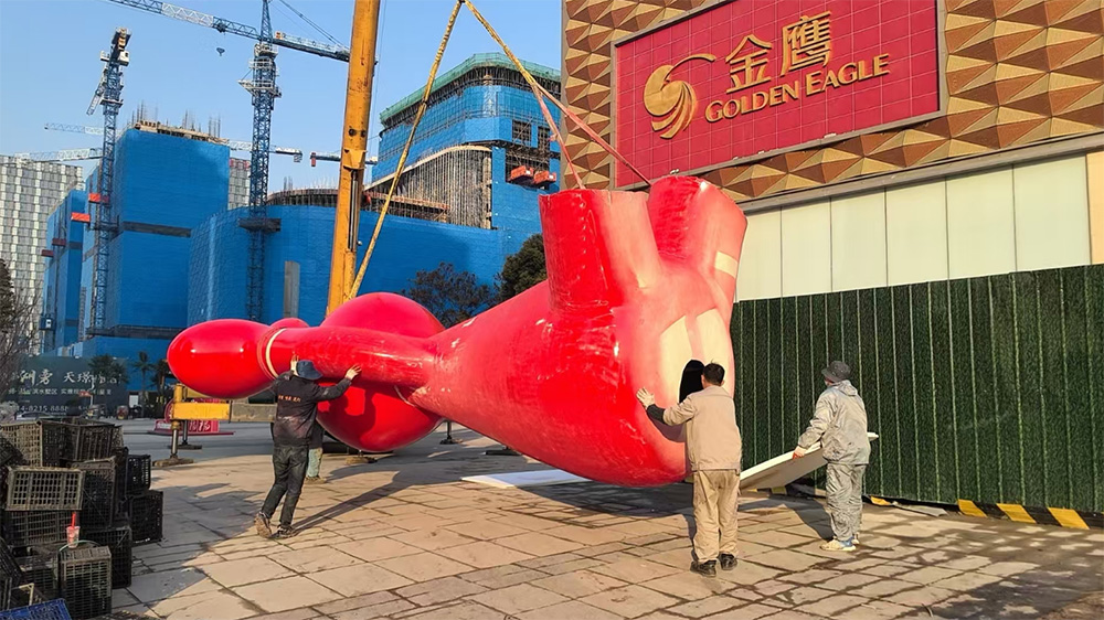 扬州京华城凤梨荟 14 米巨型玻璃钢兔子雕塑：潮流地标点亮商圈流量