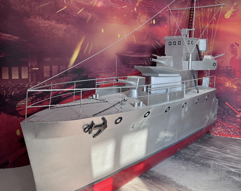 江都三江营革命烈士纪念馆主题雕塑：军舰模型 + 仿铜浮雕墙致敬英烈