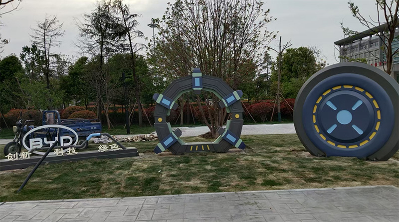 安徽比亚迪工厂主题不锈钢发光雕塑：科技感造型呼应绿色智造定位