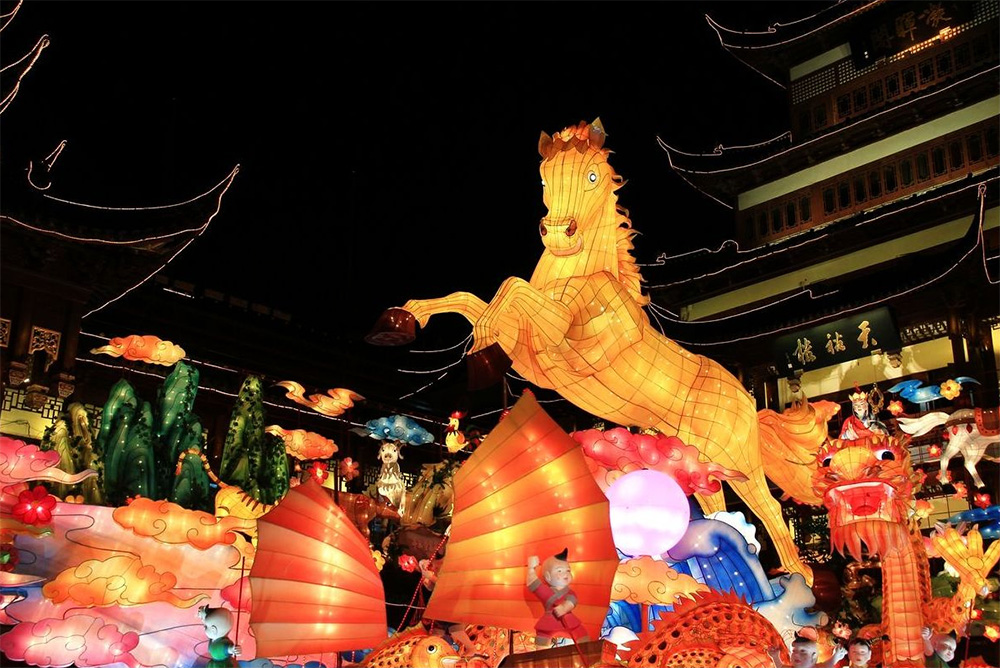 金骏腾云・马年主题花灯组成功落地古建景区